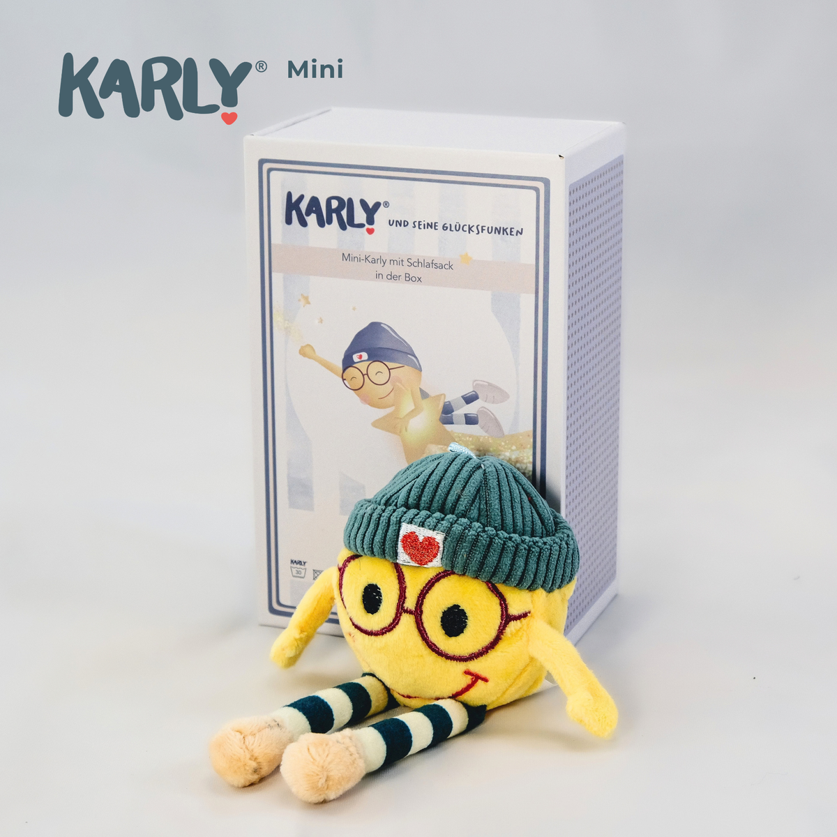 Karly im Schlafsack in der Box