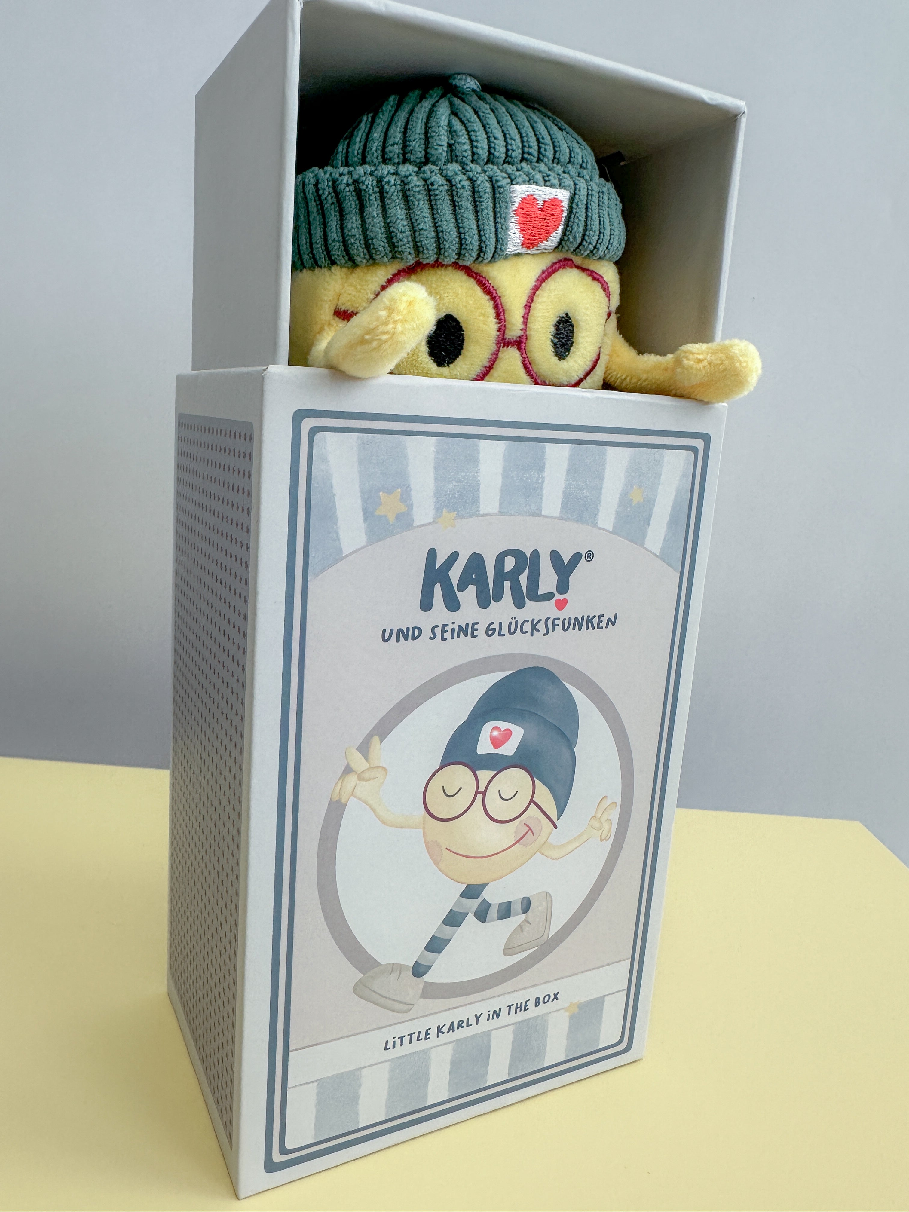 Karly im Schlafsack in der Box