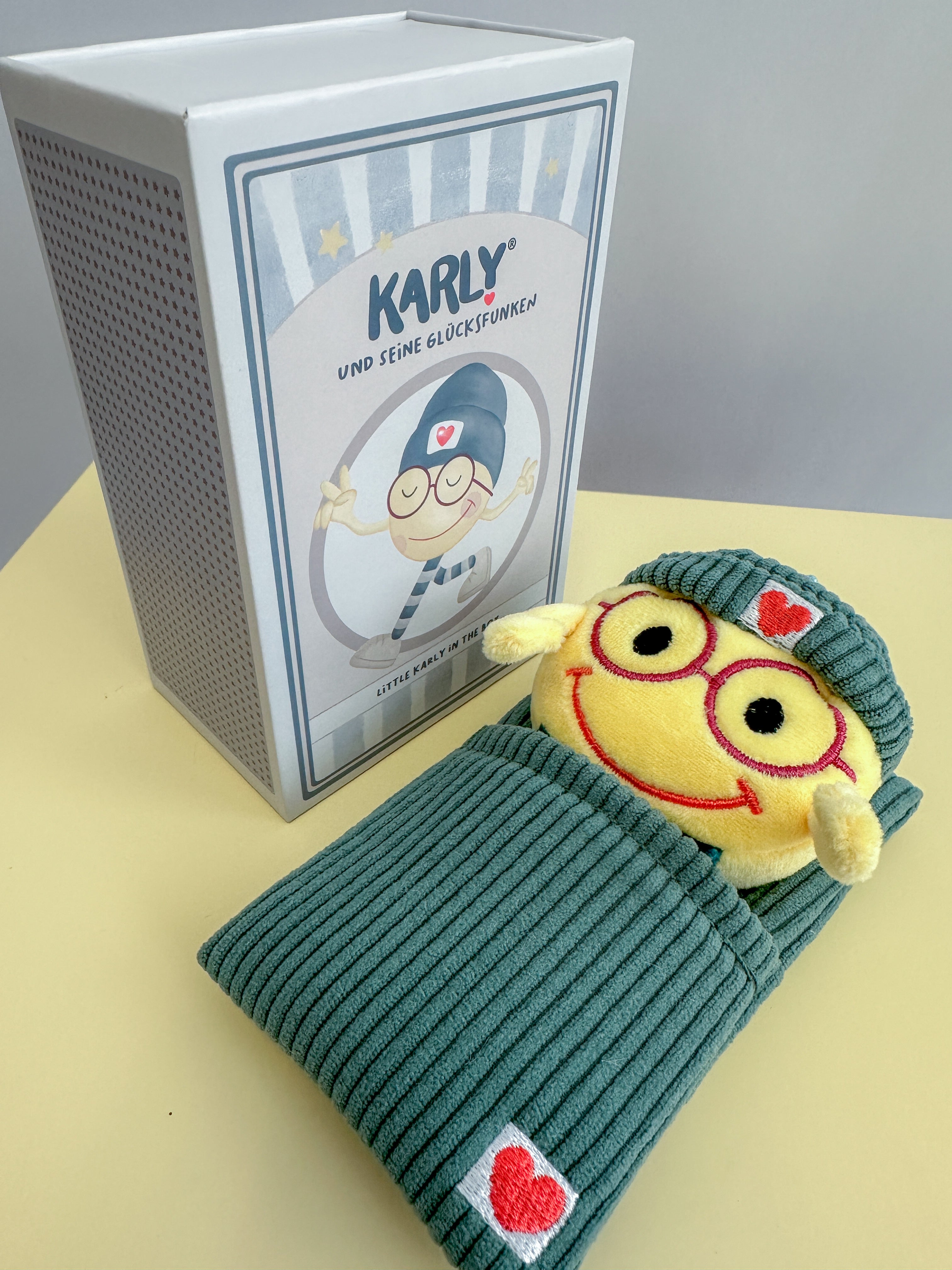 Karly im Schlafsack in der Box