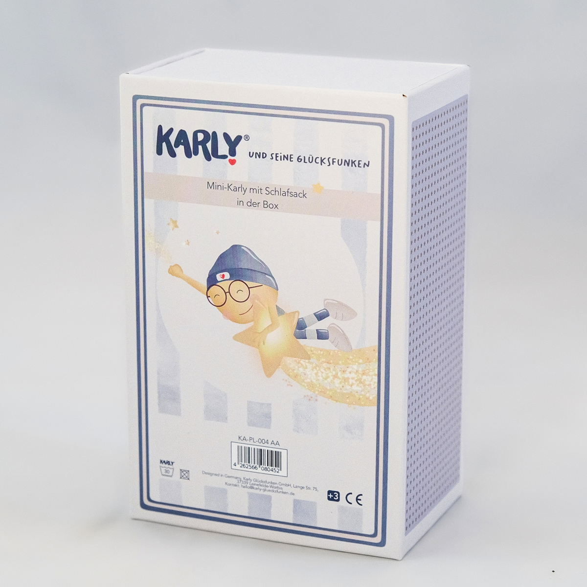 Karly im Schlafsack in der Box