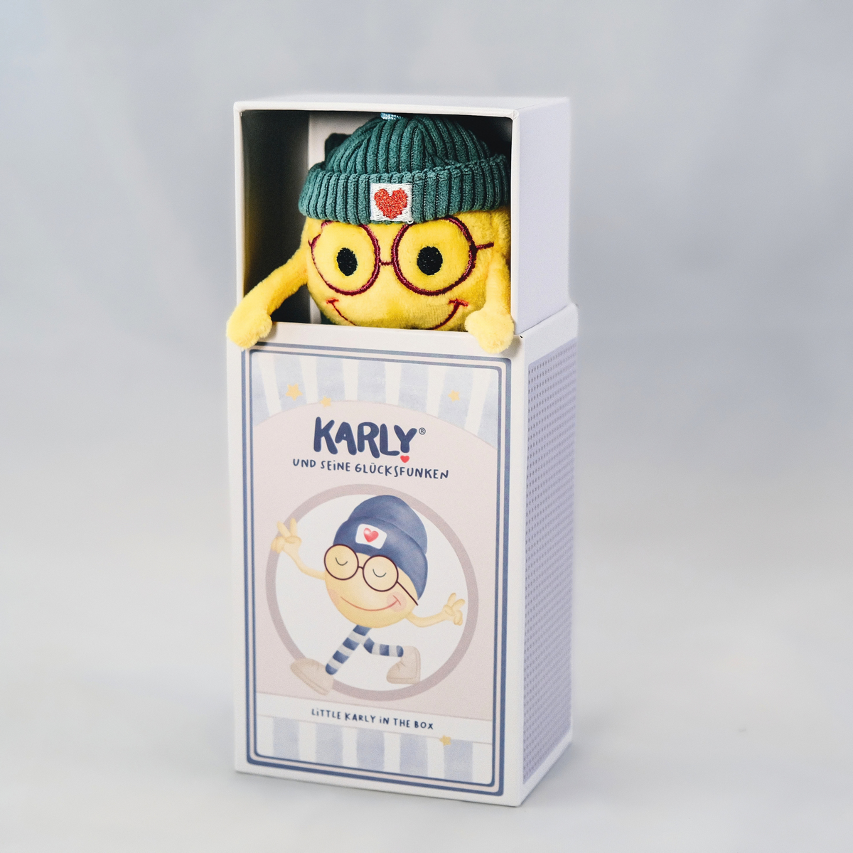 Karly im Schlafsack in der Box