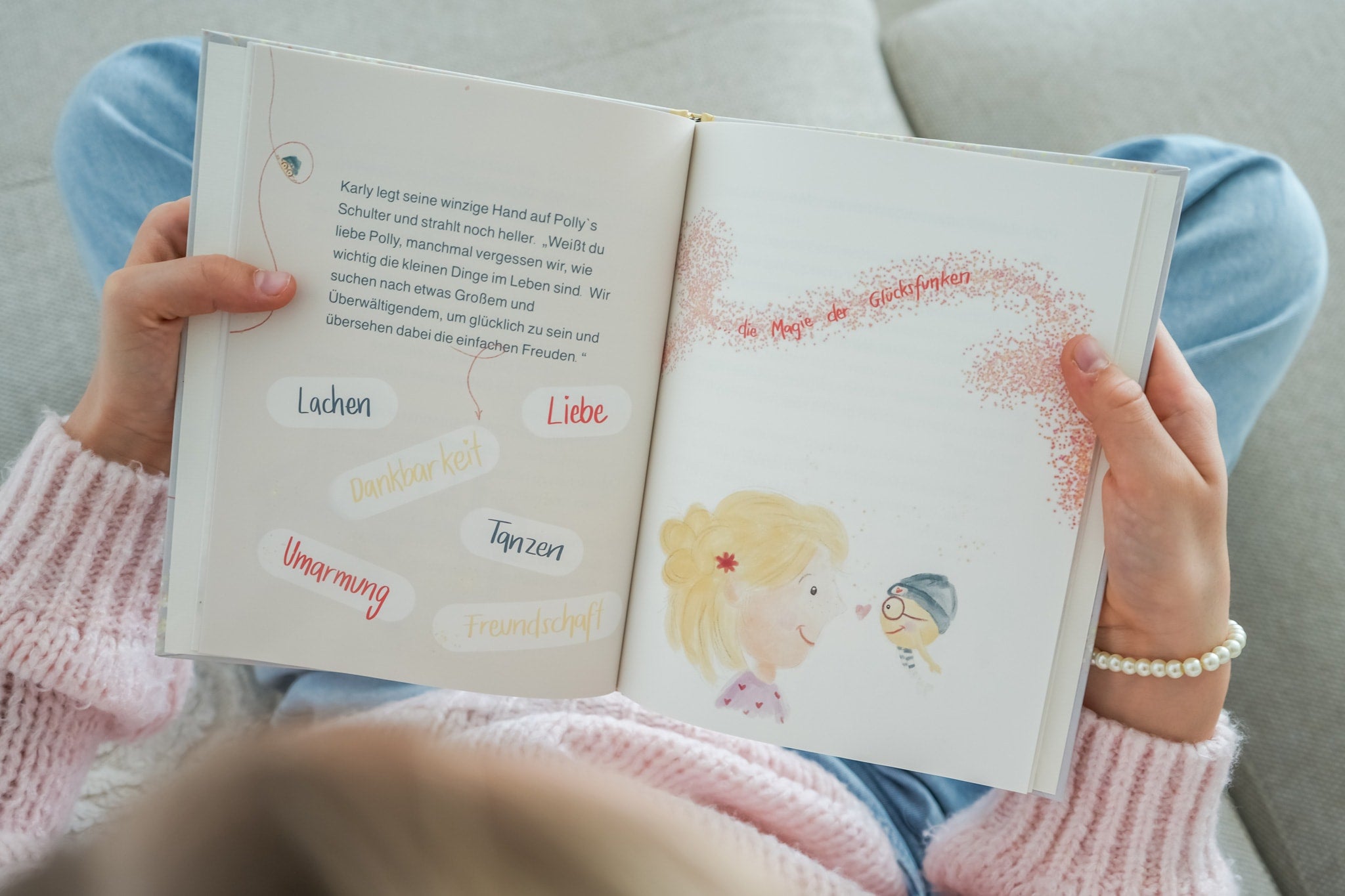 Buch „Karly und die Magie seiner Glücksfunken“ – Blick ins Buch während eine Person liest