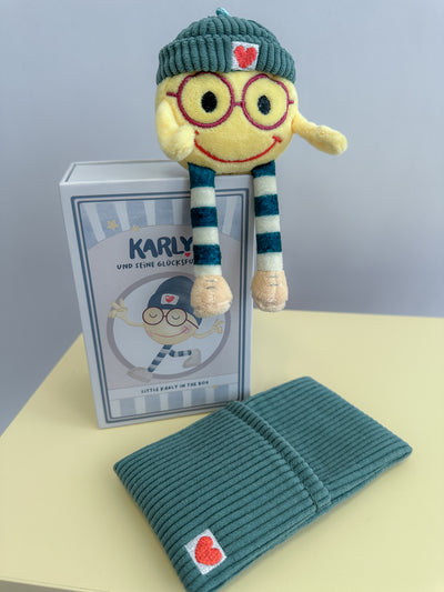 Karly im Schlafsack in der Box