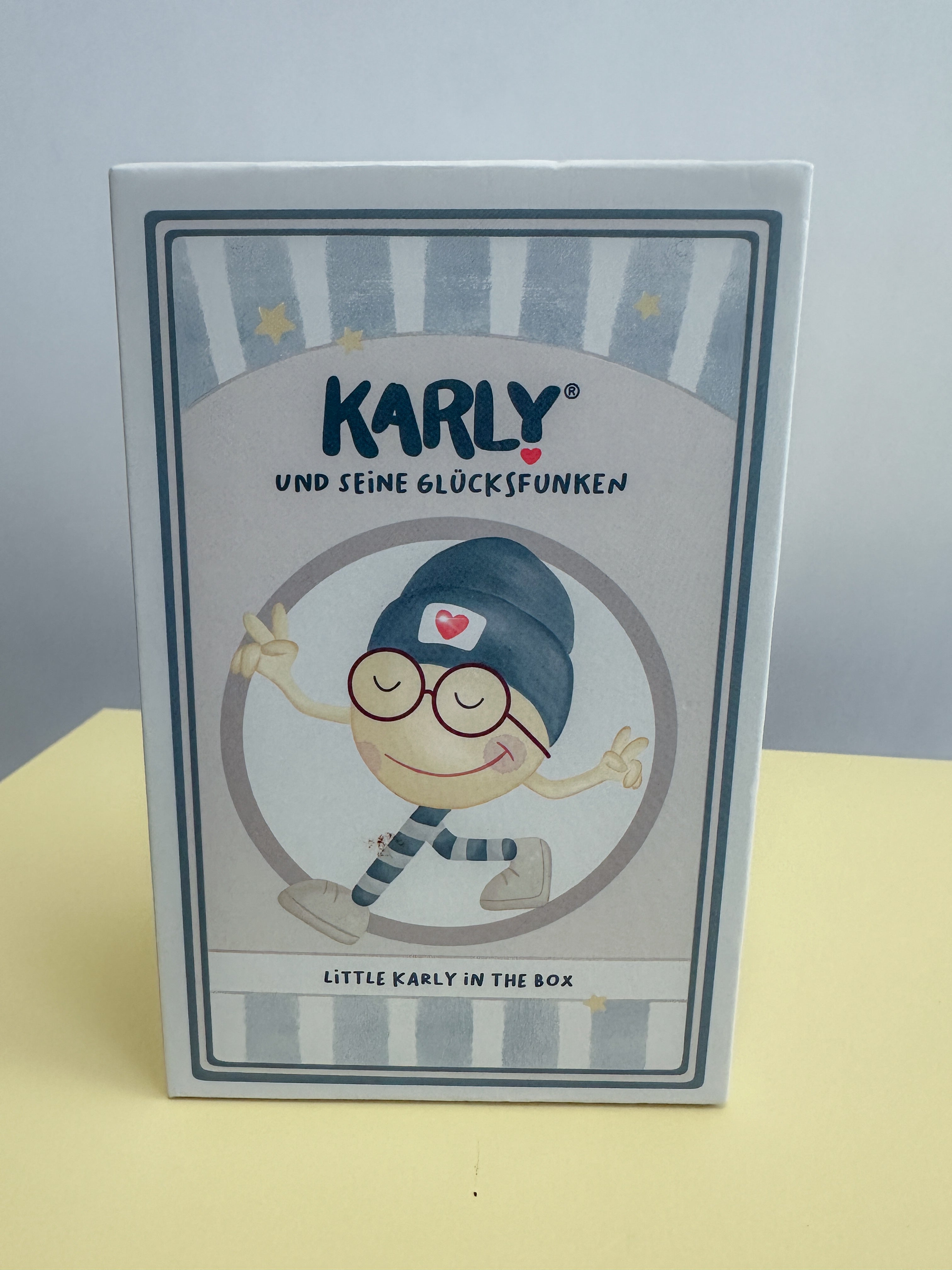 Karly im Schlafsack in der Box