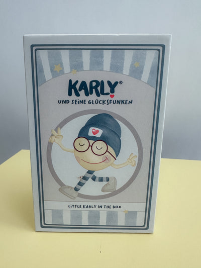Karly im Schlafsack in der Box