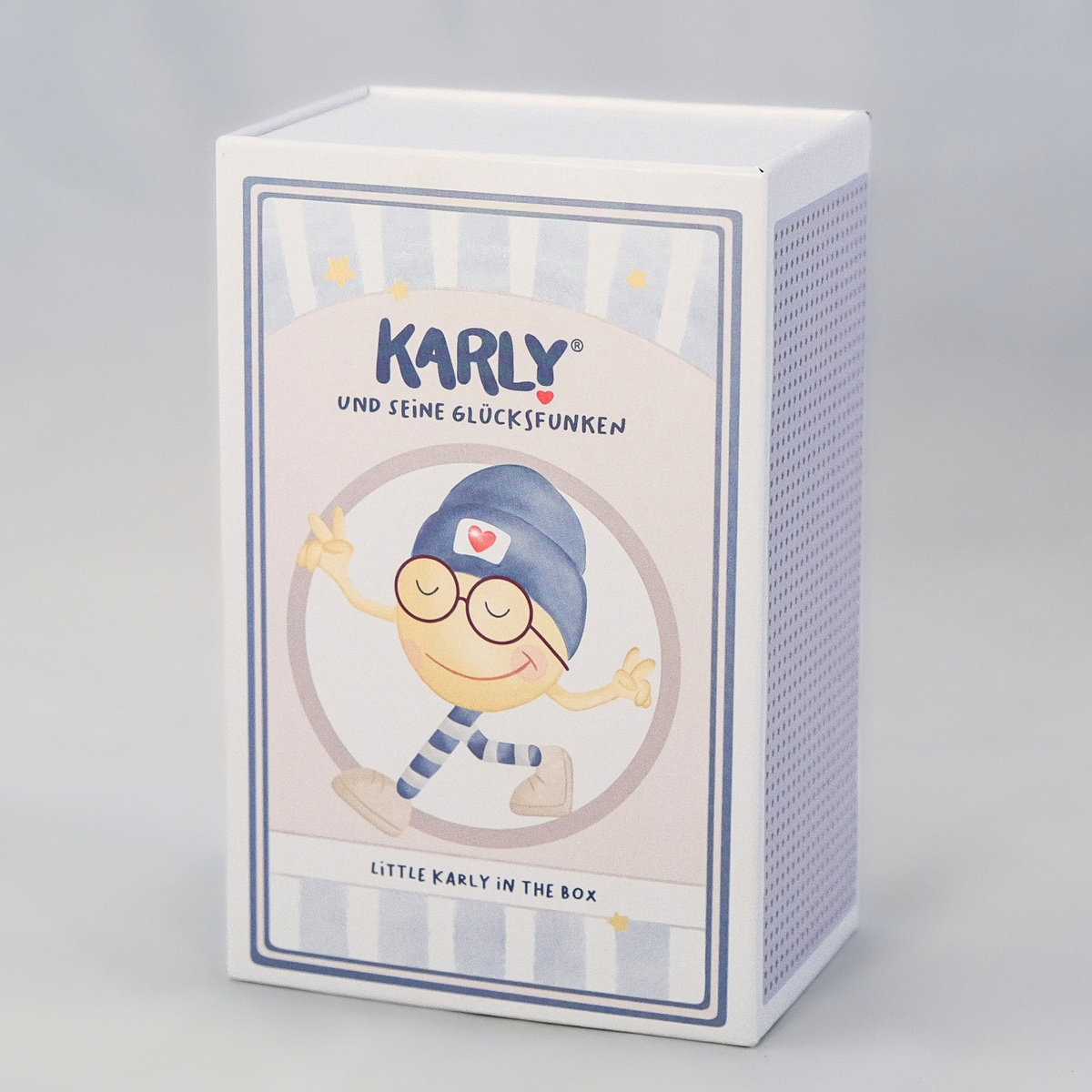 Karly im Schlafsack in der Box