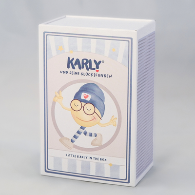 Karly im Schlafsack in der Box
