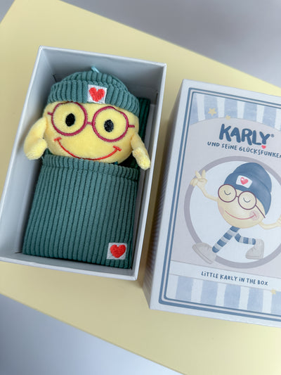 Karly im Schlafsack in der Box