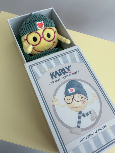 Karly im Schlafsack in der Box