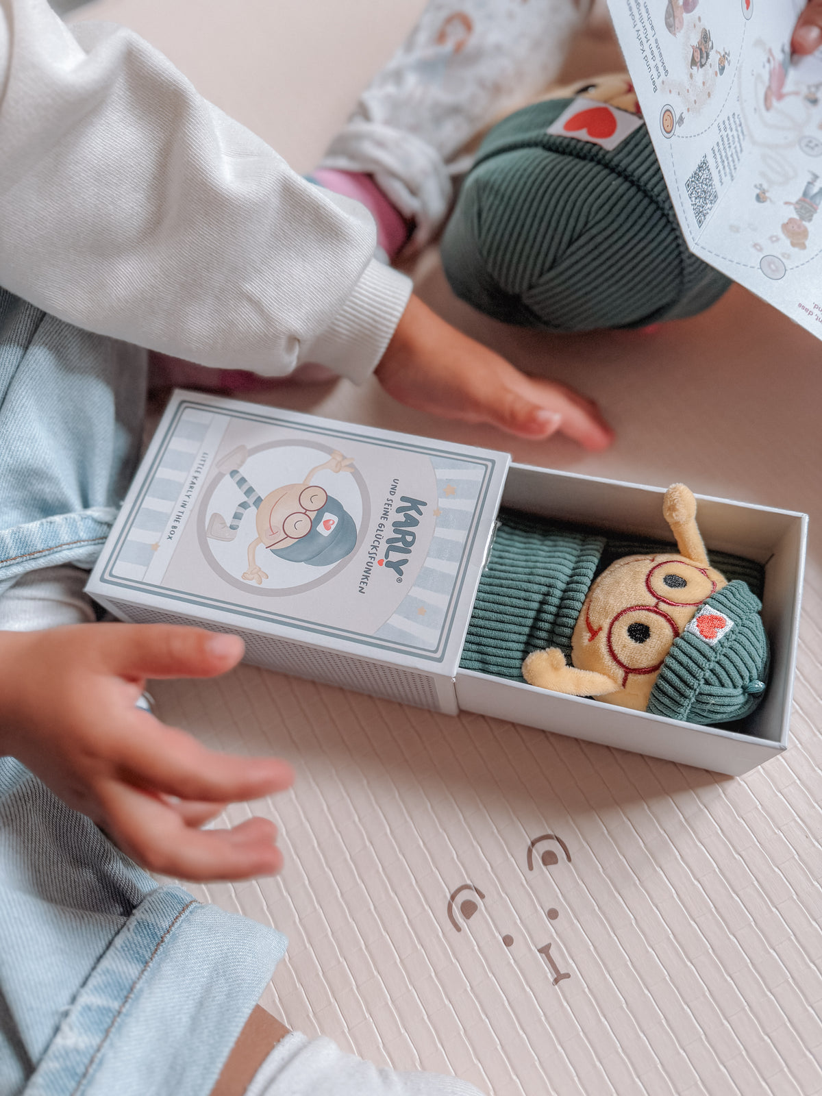 Karly im Schlafsack in der Box