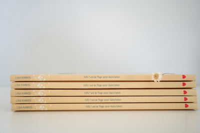 Buch „Karly und die Magie seiner Glücksfunken“ – Stapel, Buchrücken