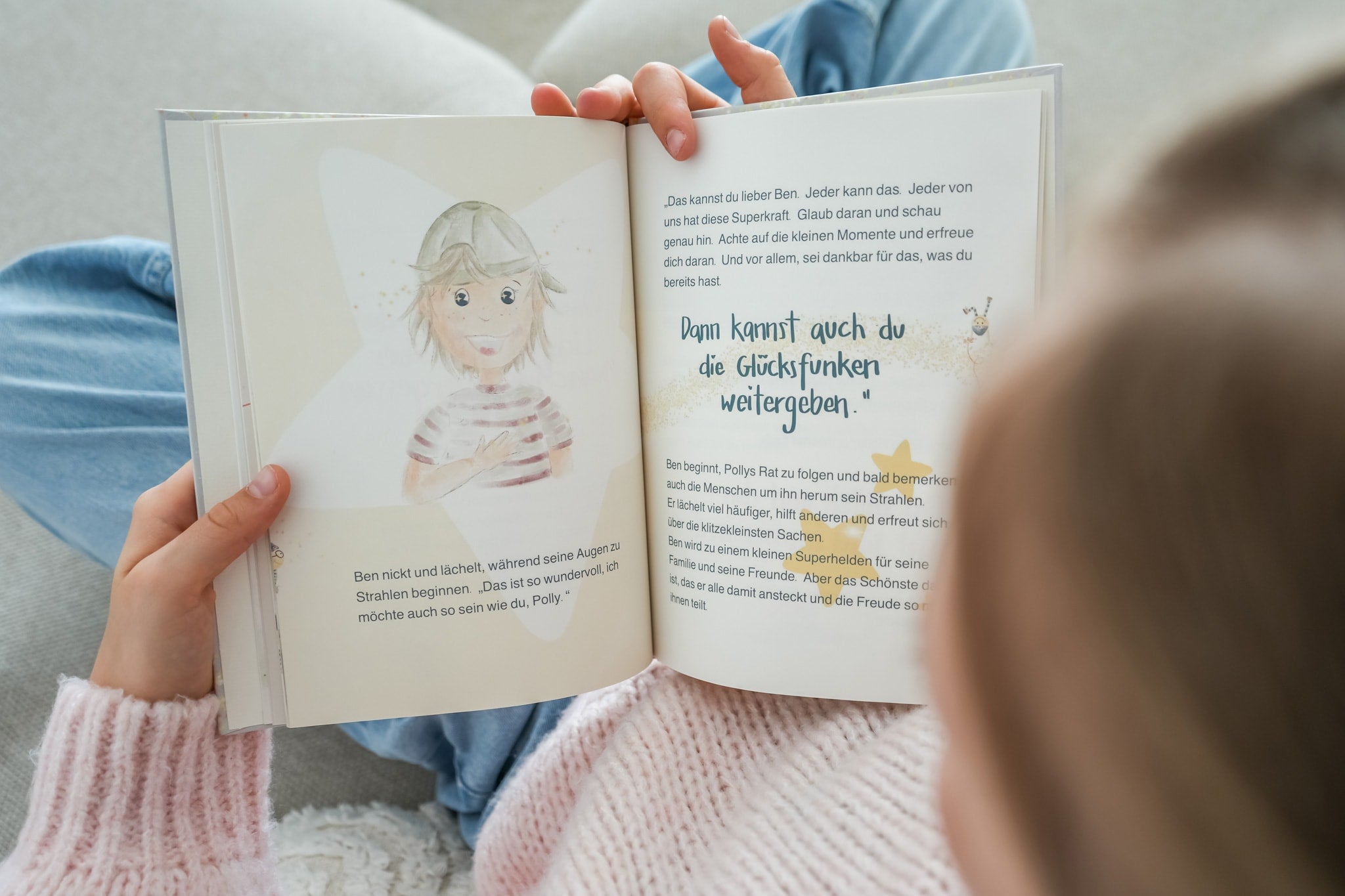 Buch „Karly und die Magie seiner Glücksfunken“ – Blick ins Buch während eine Person liest.