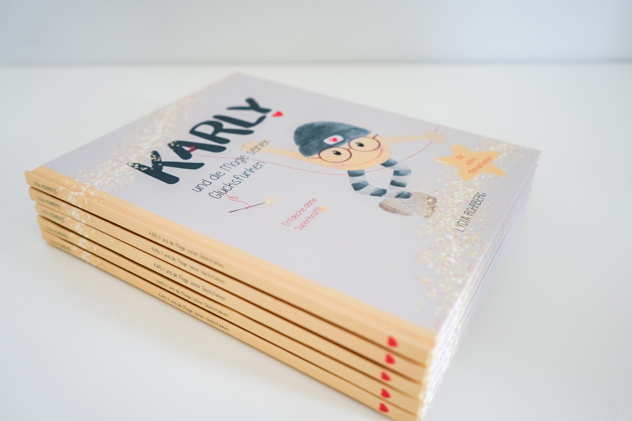 Buch „Karly und die Magie seiner Glücksfunken“ – Stapel, Buchrücken