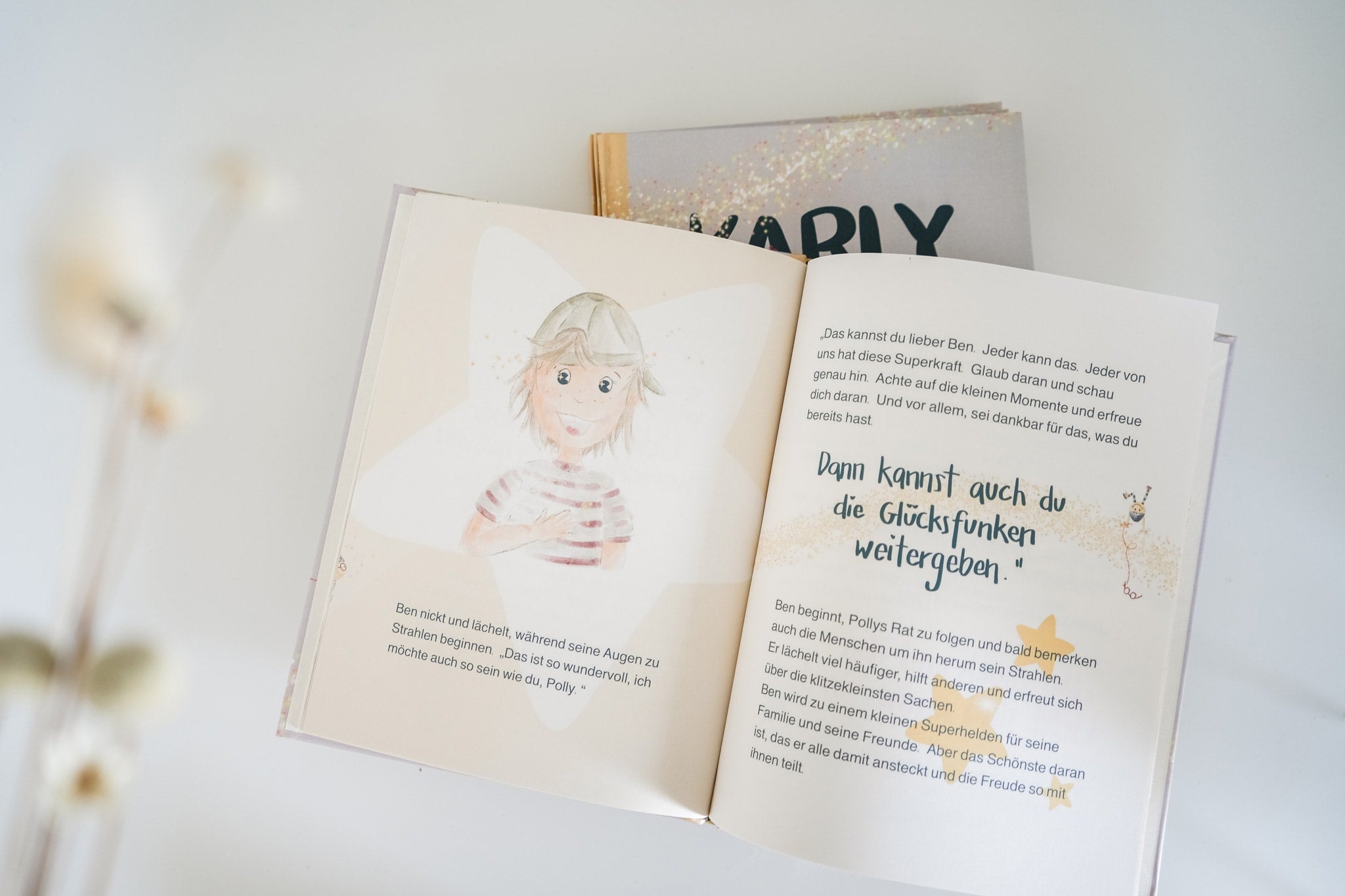 Buch „Karly und die Magie seiner Glücksfunken“ – aufgeschlagen, Blicks ins Buch